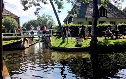 Giethoorn - satul olandez cu canale supranumit Veneţia Nordului Foto Sînziana Ionescu