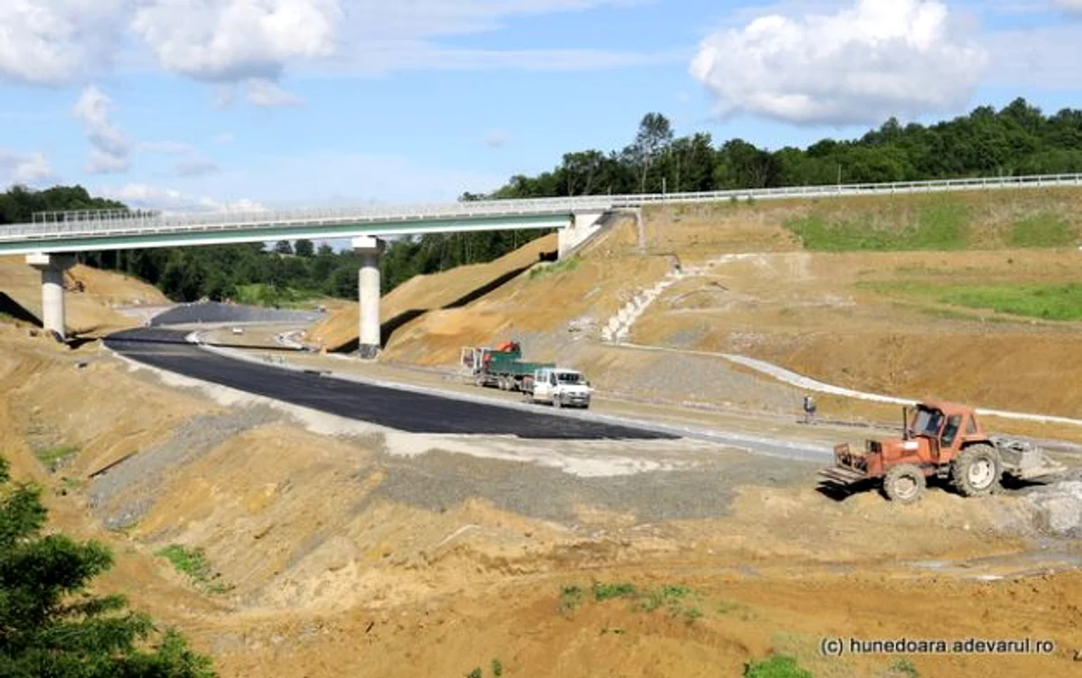Autostrada Lugoj - Deva. Ultimele lucrări. FOTO: Daniel Guţă. ADEVĂRUL
