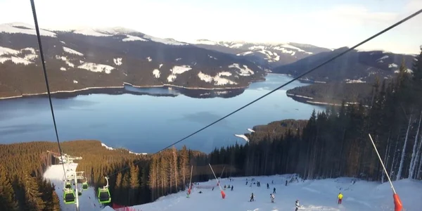 Schiori pe pârtia Transalpina Ski Resort