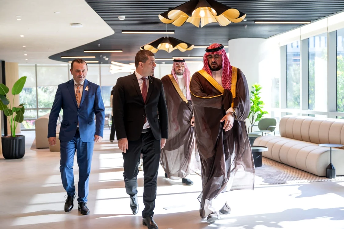 Miruță și Faisal bin Fadhil Al-Ibrahim, ministrul Economiei din Arabia Saudită. FOTO FB Radu Miruță