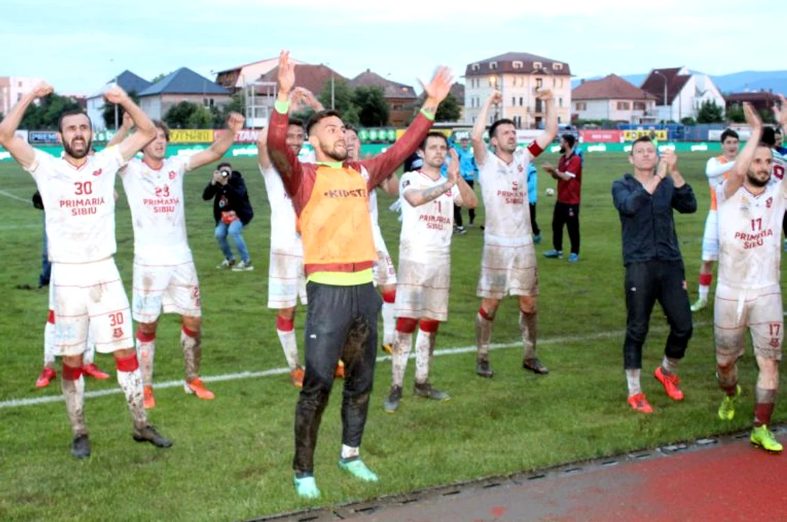 Jucătorii de la FC Hermannstadt au cântat alături de fani după victorieFOTO: Sportpictures.eu