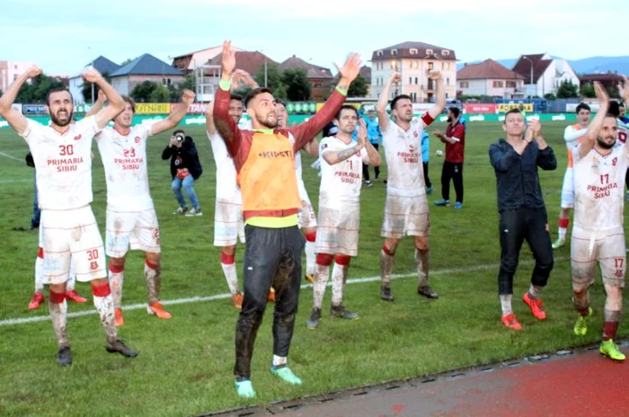 
    Jucătorii de la FC Hermannstadt au cântat alături de fani după victorieFOTO: Sportpictures.eu  