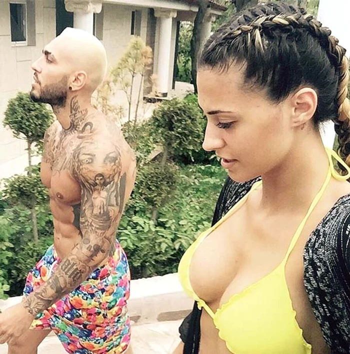 August 2015: Mândră de implanturi, solista şi le etalează în ţinute sexy