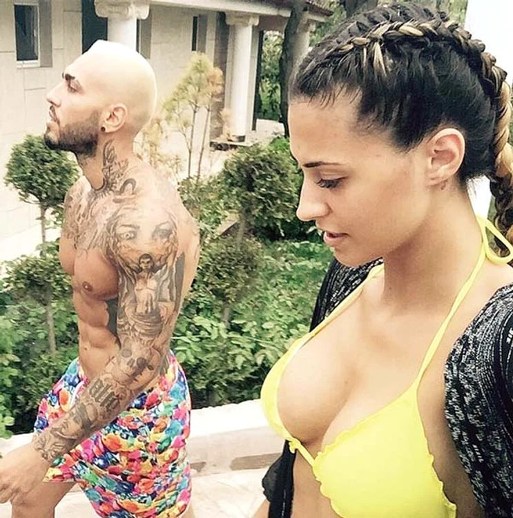 August 2015: Mândră de implanturi, solista şi le etalează în ţinute sexy