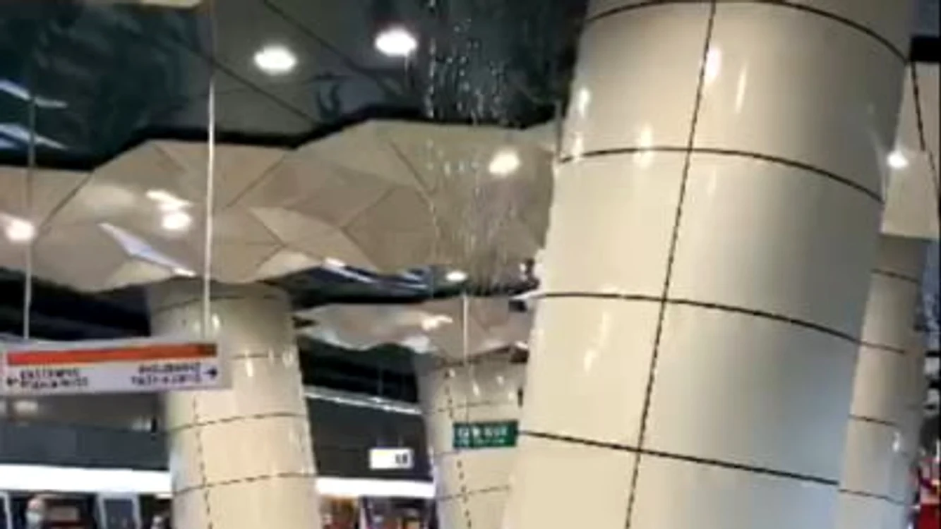 
    Apa s-a infiltrat în tavan și a curs în mijlocul peronului din stația Eroilor 2 Sursă foto: Captură video   