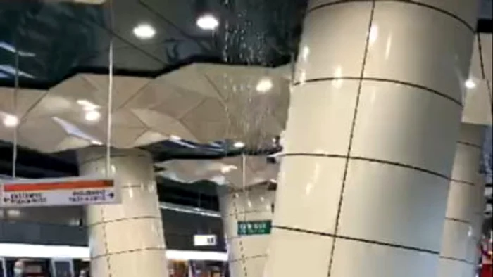 
    Apa s-a infiltrat în tavan și a curs în mijlocul peronului din stația Eroilor 2 Sursă foto: Captură video   