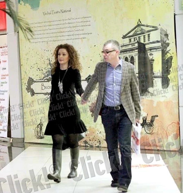 Din profil, sarcina  de trei luni a Andreei  Fried se vede deja  foarte bine. Vedeta a  cumpărat cărţi  despre bebeluşi (FOTOGRAFII: MIHAI IONESCU)