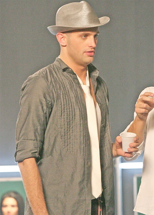 Adina Halas (foto dreapta) a renunţat la televiziune şi face comerţ stradal