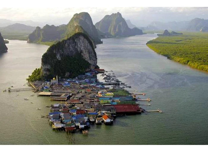 Oraşul de pescari thailandez,  Ko Panyi,  din provincia Nga Phang este construit pe bârne şi este casa a peste 2 000 de oameni. Vizitatorii spun că oraşul este unul mic,  dar care păstrează tradiţiile asiatice. 