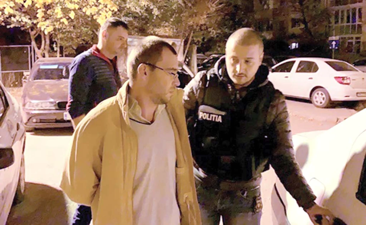 Poliţiştii timişoreni au reţinut un bucureştean care a fost filmat când aprindea mai multe tomberoaneFotografii: tion.ro