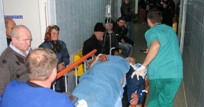 Medicii au decis să-l trimită pe Viorel Brânzei, accidentat la strung, la un spital din Iaşi