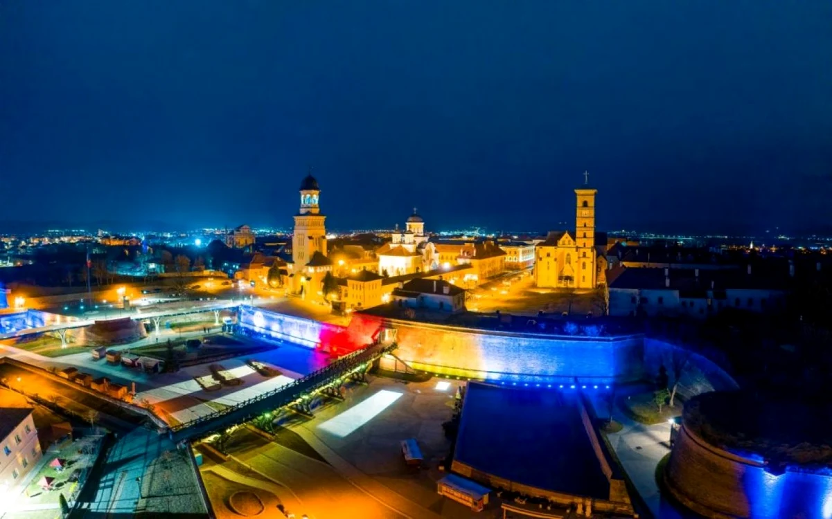 Cetatea Alba Iulia, iluminată în culorile naţionale ale Ucrainei. Foto: Facebook/ Gabriel Pleşa