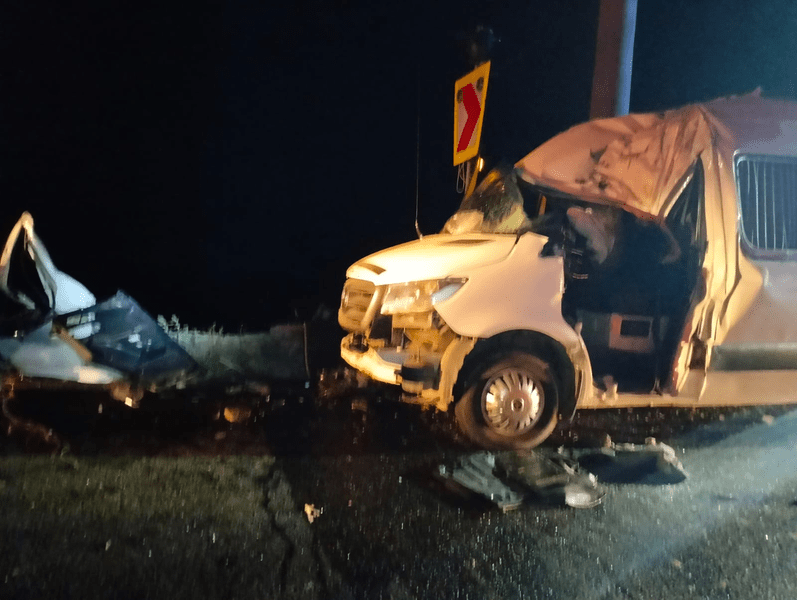 Carambol pe Valea Oltului. Un microbuz, un TIR și trei autoturisme au intrat în coliziune FOTO