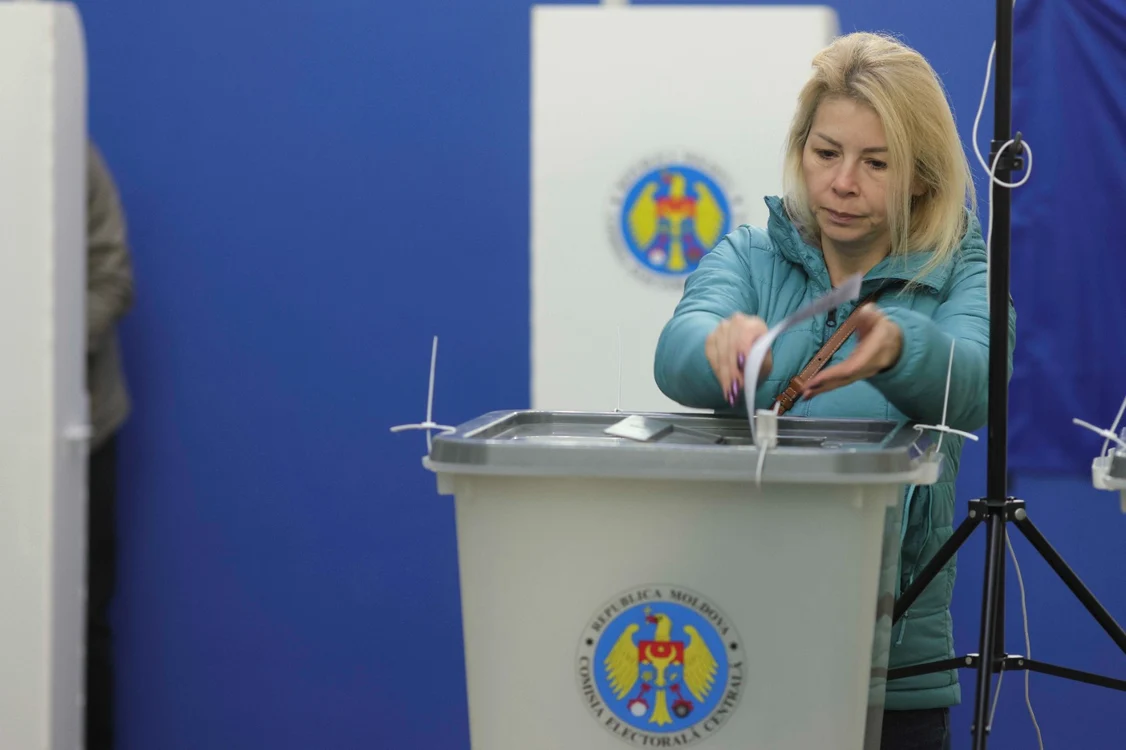Moldovenii voteazăn cadrul turului doi al prezidențialelor/ FOTO> Inqaum