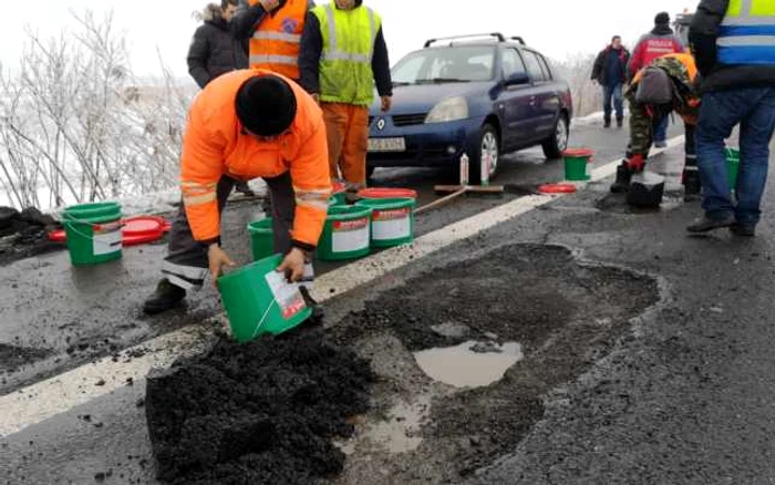 Metoda revoluţionară de reparaţie a gropilor a fost brevetată în Austria şi acum este experimentată şi în România pe banii firmelor străine