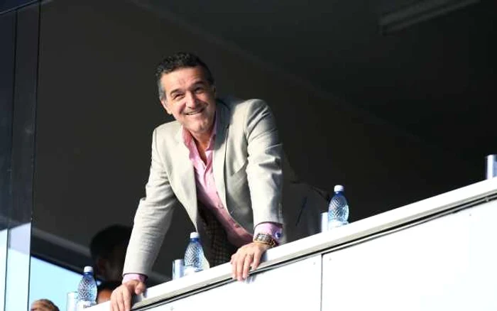 Finanţatorul Stelei şi-a concediat avocaţii după ce judecătorii Tribunalului Bucureşti au amânat judecarea cererii sale de contopire a pedepselor FOTO Adevărul