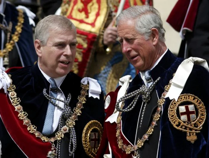 În loc să-i fie cel mai apropiat confident, fratele lui Charles e un paria la Palat. Getty Images