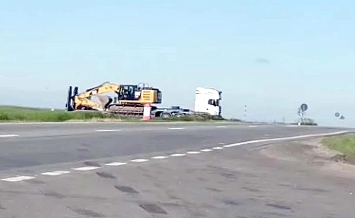 Un trailer căra ultimul utilaj rămas pe drumul expres Craiova - Piteşti