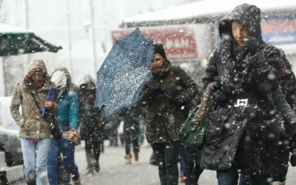 Alertă meteo: vântul puternic face ravagii. Unde lovesc ninsorile și gerul