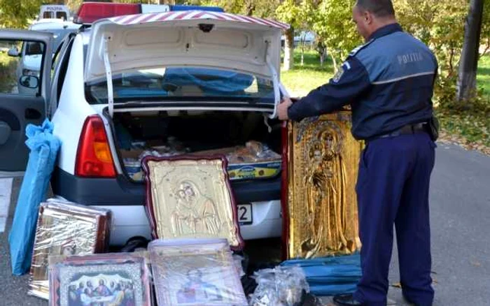 Icoanele au fost confiscate. FOTO: IPJ Hunedoara.