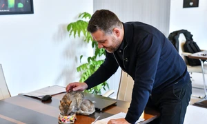 Ciprian Ciucu a adoptat o pisică rănită, care va locui în biroul său de la Primăria Capitalei. FOTO: Facebook/Primăria Mun București