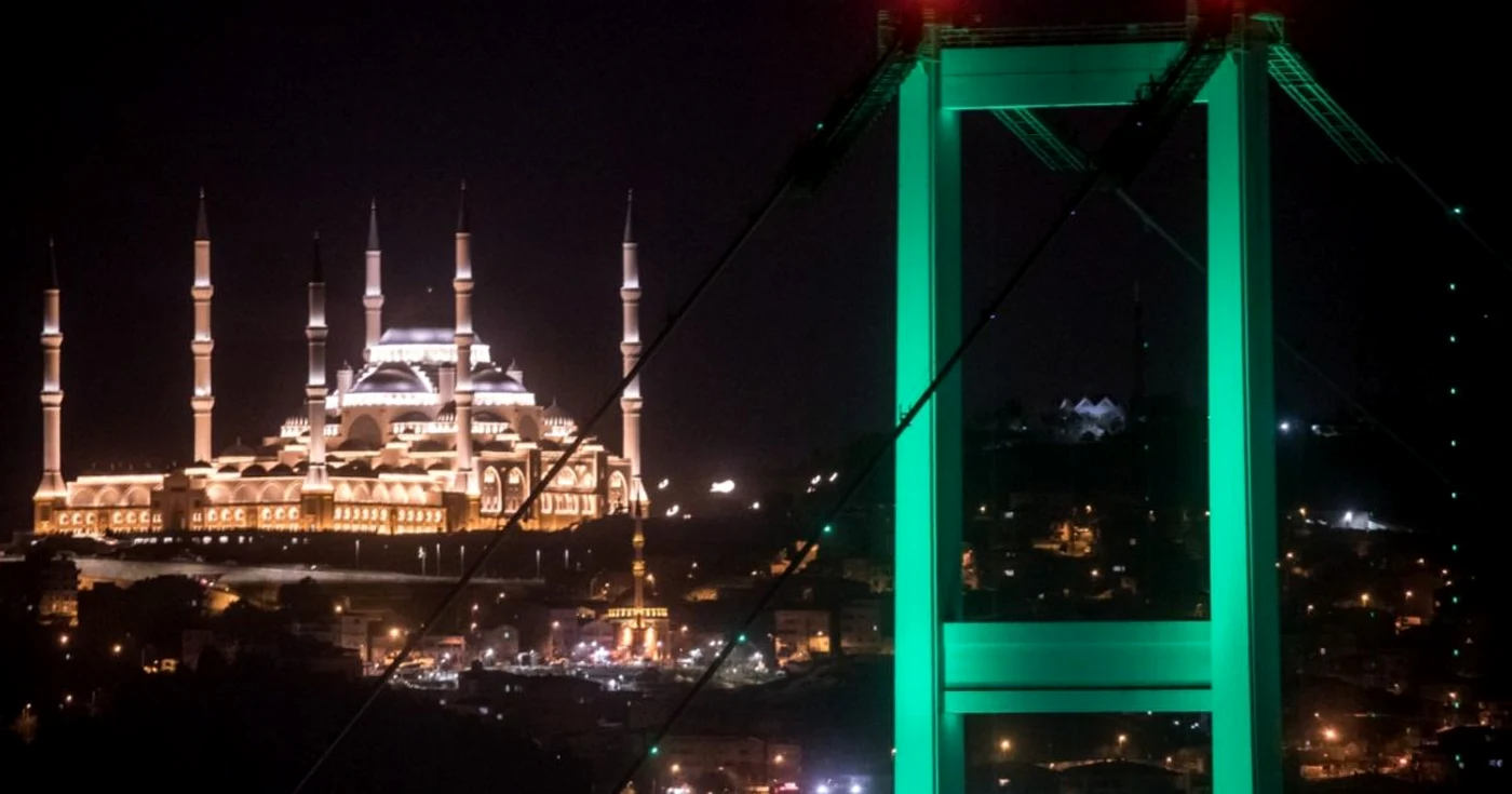 Moscheea Camlica considerată cea mai mare moschee din Turcia si poate găzdui mai mult de 40.000 de persoane