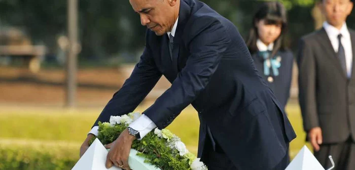 Preşedintele American Barack Obama depune coroane de flori la monumental funerar din Hiroshima Peace Memorial Park vestul Japoniei FOTO AP