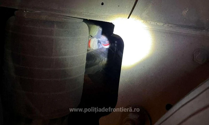 Din Turcia până la Giurgiu, ascuns pe osia unei semiremorci. Foto: Poliţia de Frontiera