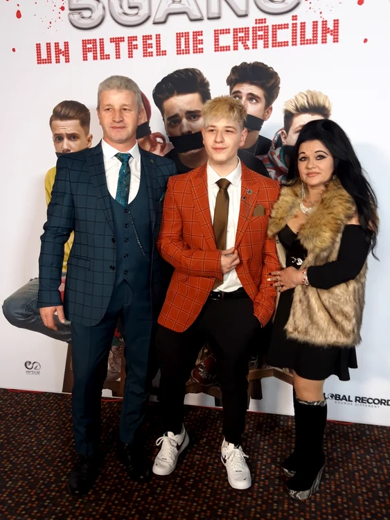 Gami alături de părinţii săi