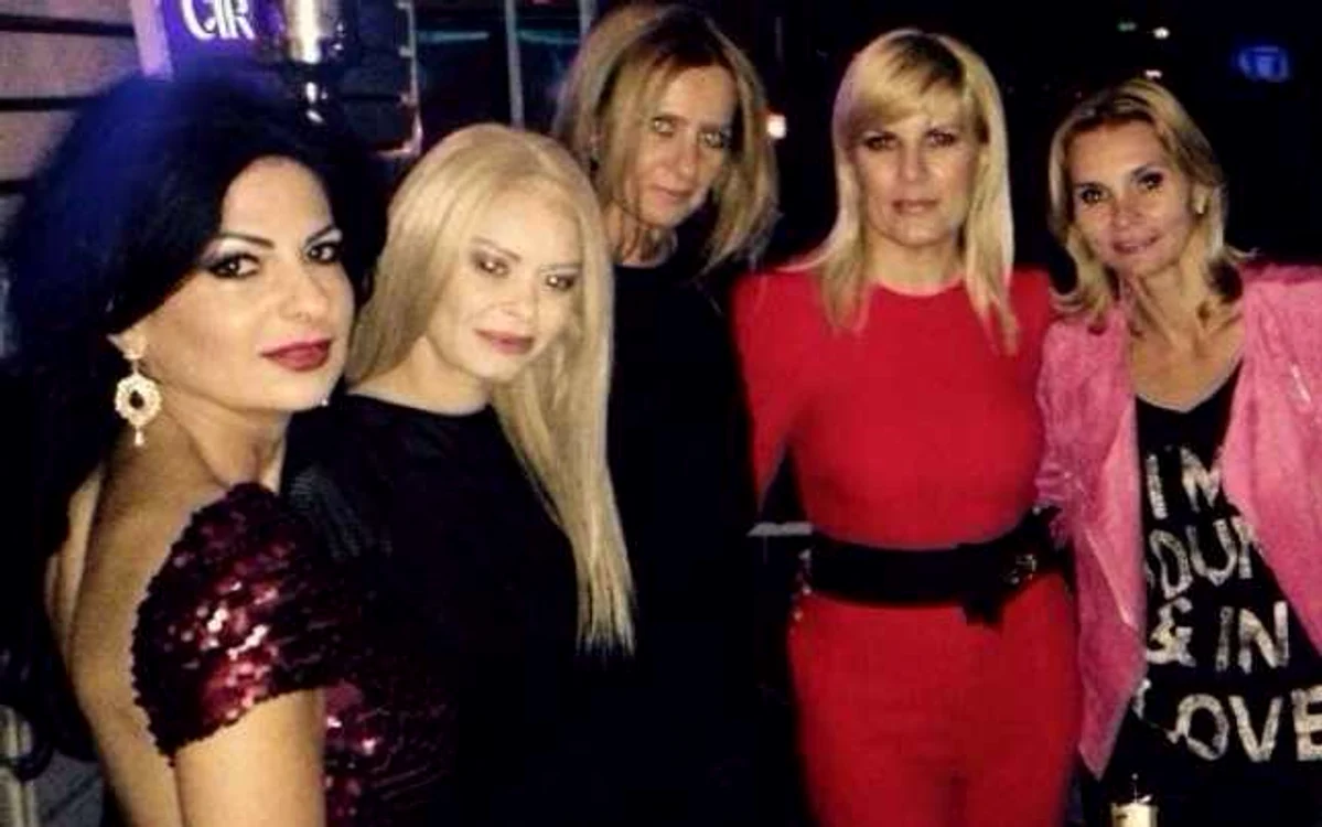 Ruxandra Dragomir (în roz) a aniversat 42 de ani FOTO Arhivă personală/Facebook