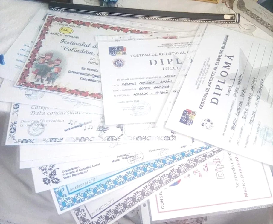 Marian se mândrește cu diplomele sale