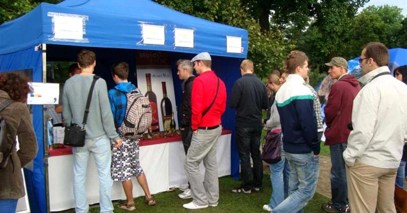 Standurile cu vin şi must au fost cele mai vizitate de către participanţii la Festivalul de la Valea Călugărească (foto: arhivă)