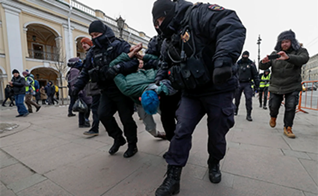 Nu toți ruși sunt de acord cu războiul, dar protestatarii din Moscova sunt săltați rapid de poliție