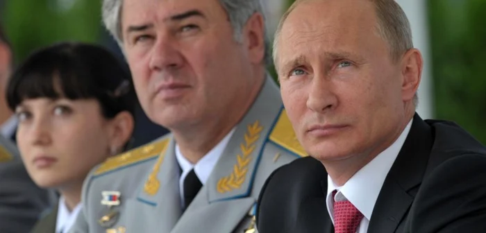 Viktor Bondarev (centru) si Vladimir Putin