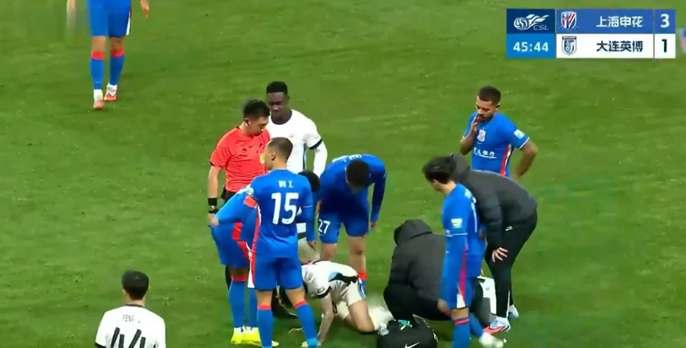 Sperietură pentru Nicolae Stanciu la debutul în China, după un fault violent. Căpitanului naționalei era cât pe ce să o comită înainte de baraj