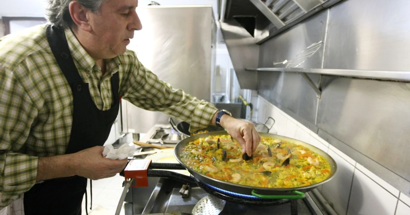 Antonio Martinez pregăteşte cu atenţie paella