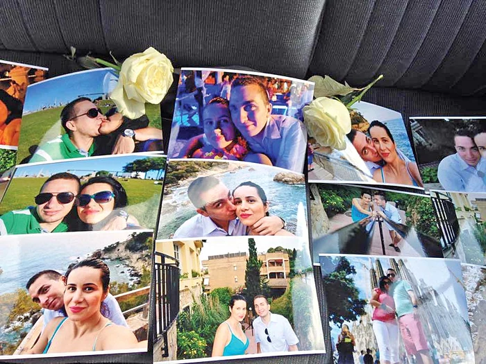 Pe bancheta din spate a maşinii, sinucigaşul îşi amenajase un altar din  poze cu iubita, încadrate de trandafiri