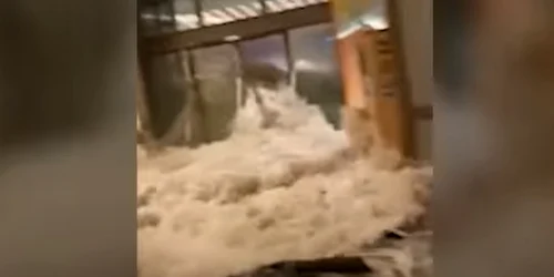 taifunul Ragasa  a facut ravagii la un hotel din Hong Kong png