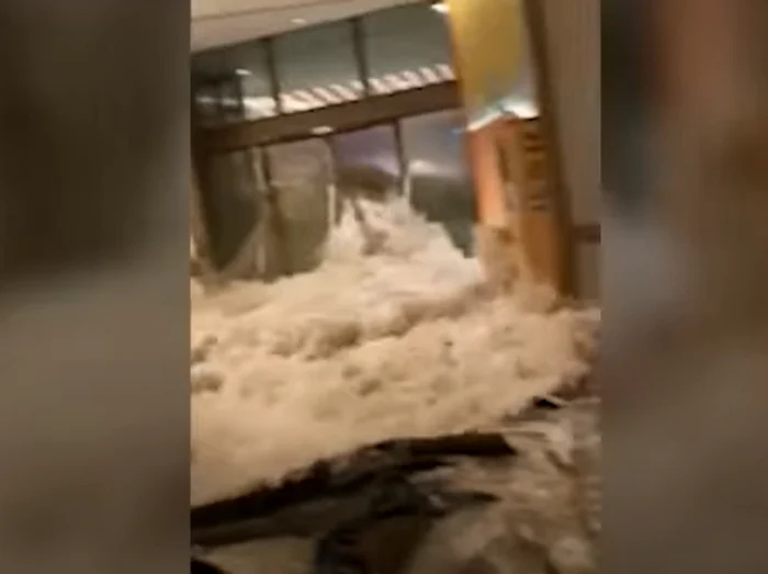 Ragasa a inundat holul unui hotel din Hong Kong. FOTO captură video YouTube The Guardian