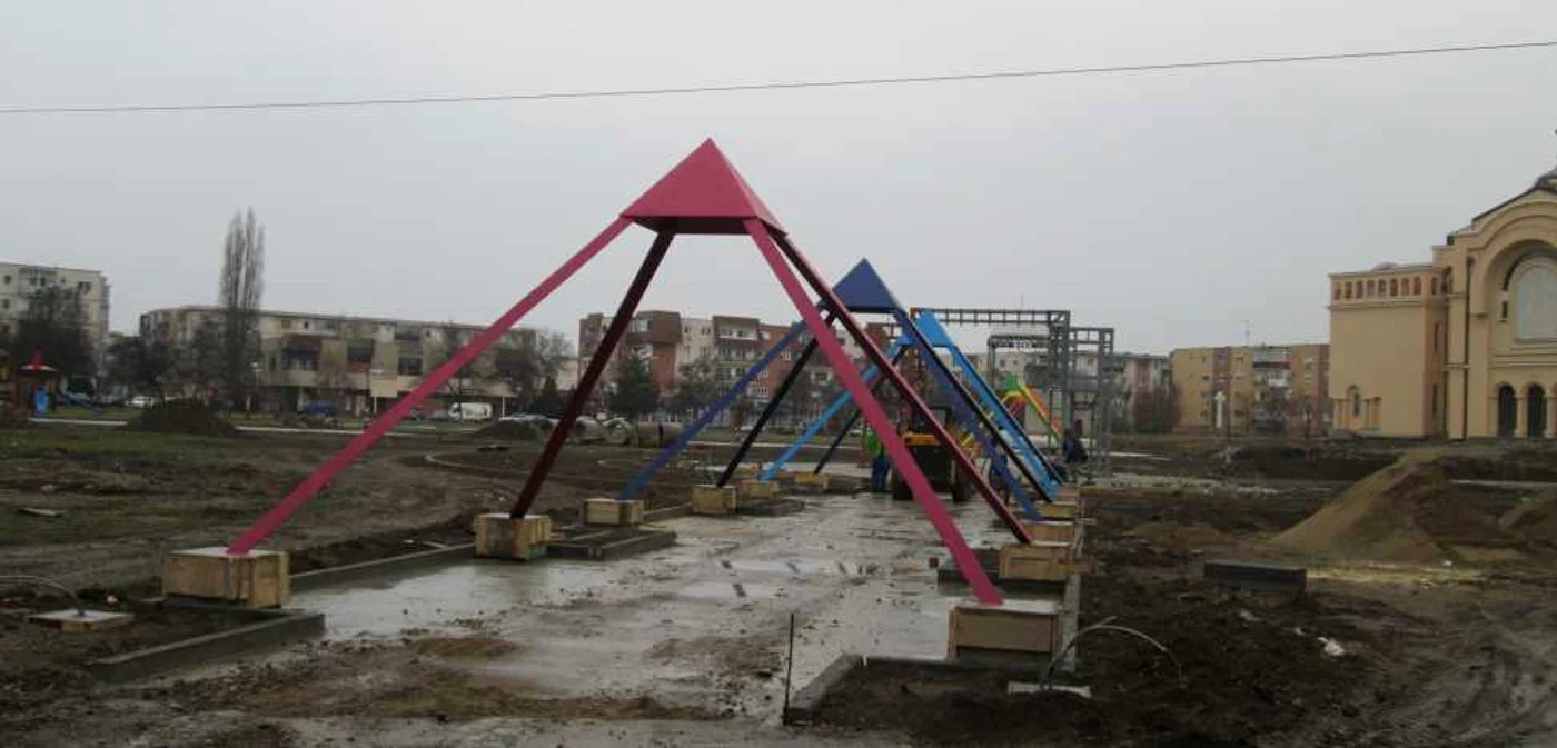 Centrul ecumenic cuprinde şi piramide