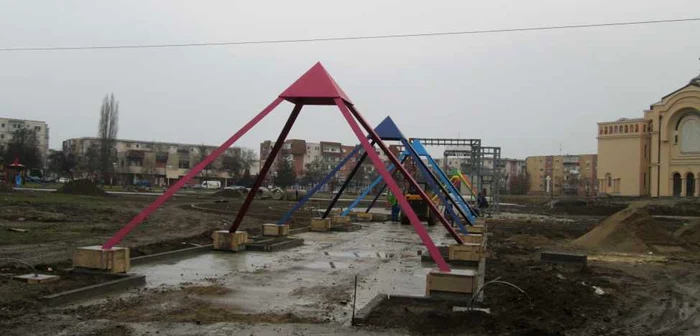 Centrul ecumenic cuprinde şi piramide
