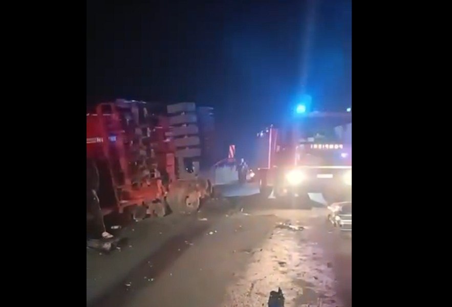 Un bărbat a murit, iar alte două persoane au fost rănite după ce un autoturism a izbit violent un tractor