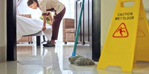 Mopurile şi lavetele răspândesc microbii în hoteluri