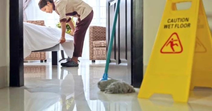 Mopurile şi lavetele răspândesc microbii în hoteluri