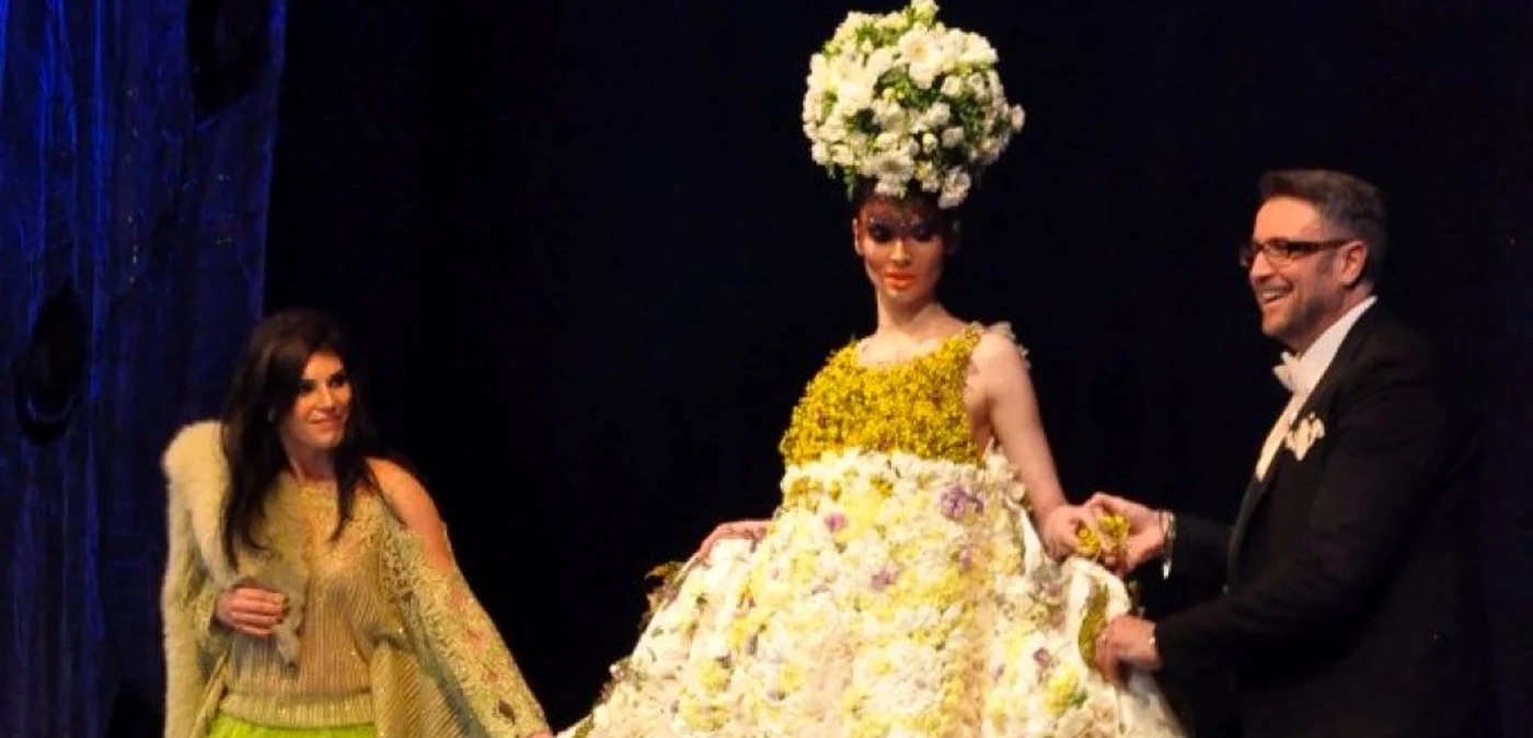 Rochia din 15.000 de flori. În stânga este Florina Bogdan a cărei firmă a furnizat florile pentru creaţia lui Cătălin Botezatu FOTO: Tiberiu Matei