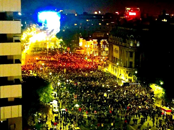 Andra a publicat o imagine cu oamenii care s-au strâns în Piaţa Universităţii