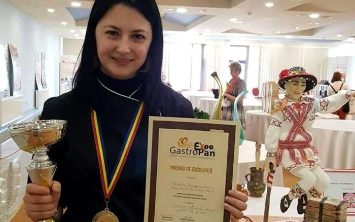 Raluca Ţîrcomnicu a fost recompensată cu unPremiu de Excelenţă pentru un tort reprezentând un căluşar FOTO: arhiva personală Raluca Ţircomnicu