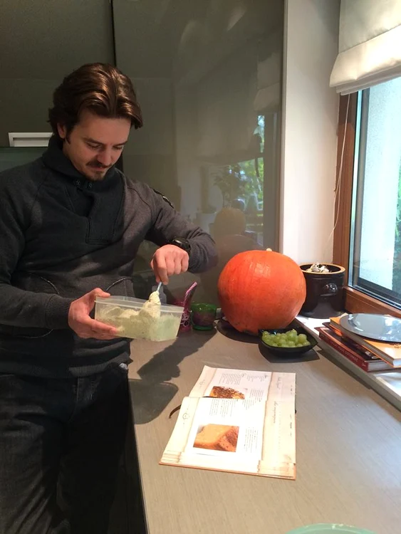 
    Mihai Petre a preparat o prăjitură specială de HaloweenFoto: Arhivă personală  