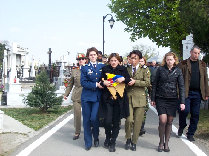 Soţia eroului este devastată de durere