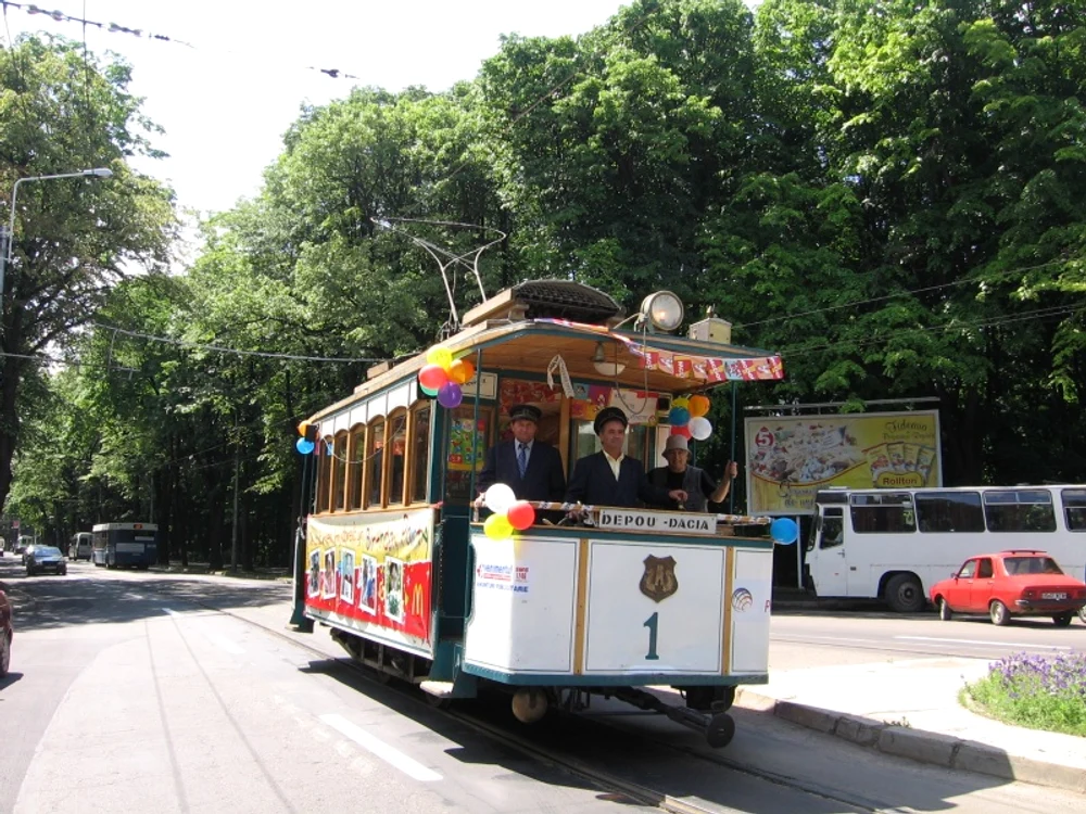 Unul dintre cei doi vatmani ai tramvaiului de epocă de la Iaşi a căzut victimă unui călător recalcitrant